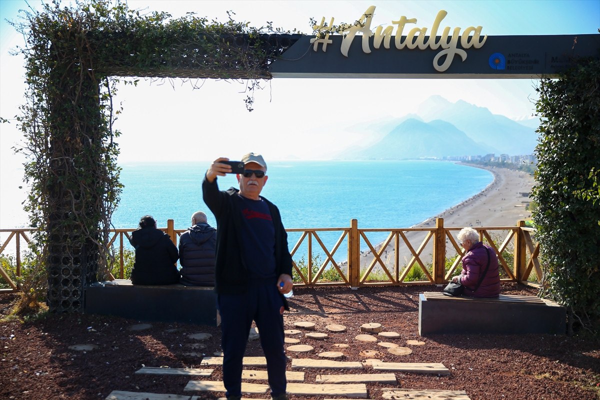 Antalya'da Yeni Yılın İlk Günü Güneşli Bir Atmosfer