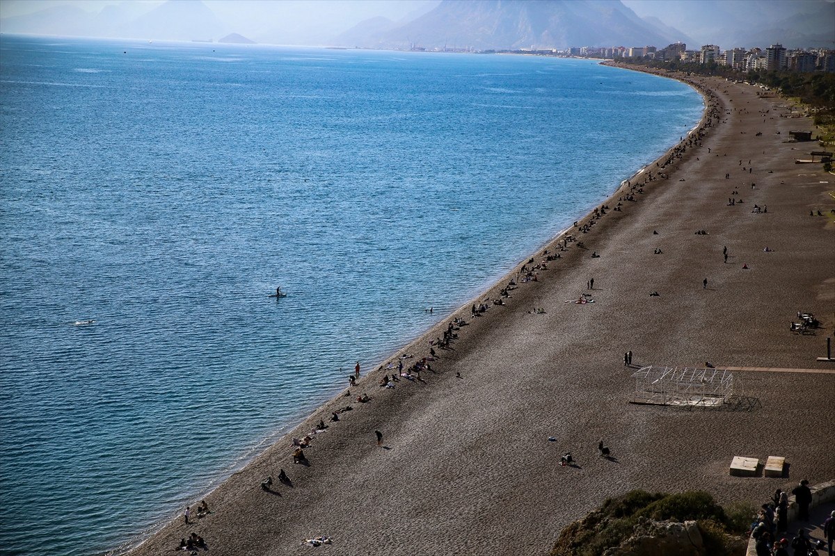 Antalya'da Yeni Yılın İlk Günü Güneşli Hava ve Plaj Keyfi