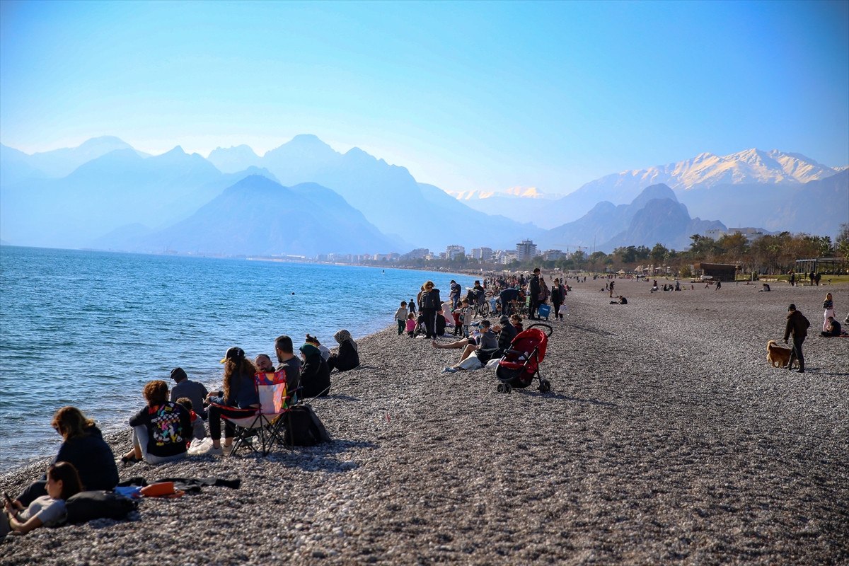 Antalya'da Yeni Yılın İlk Günü Güneşli Hava ve Plaj Keyfi