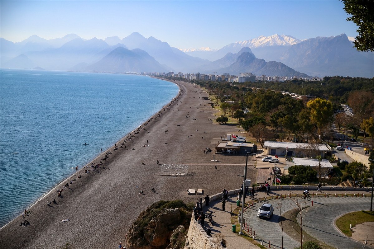 Antalya'da Yeni Yılın İlk Günü Güneşli Hava ve Plaj Keyfi