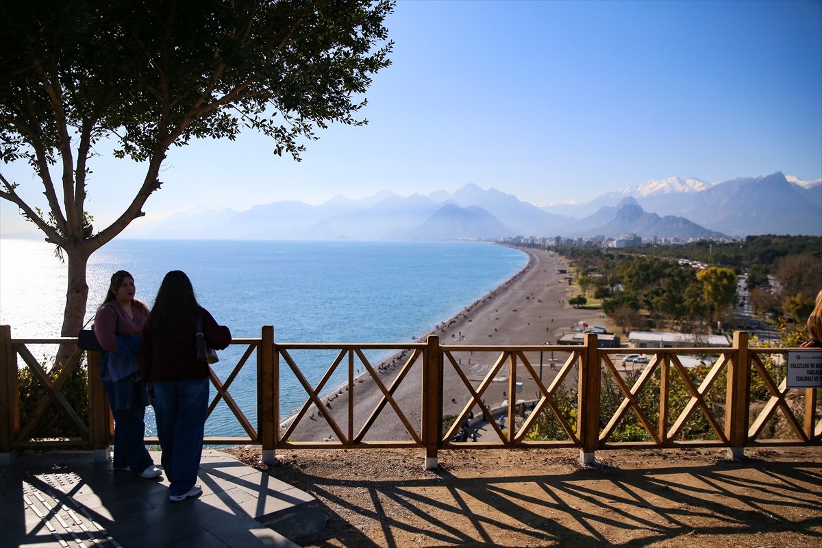 Antalya'da Yeni Yılın İlk Günü Güneşli Hava ve Plaj Keyfi