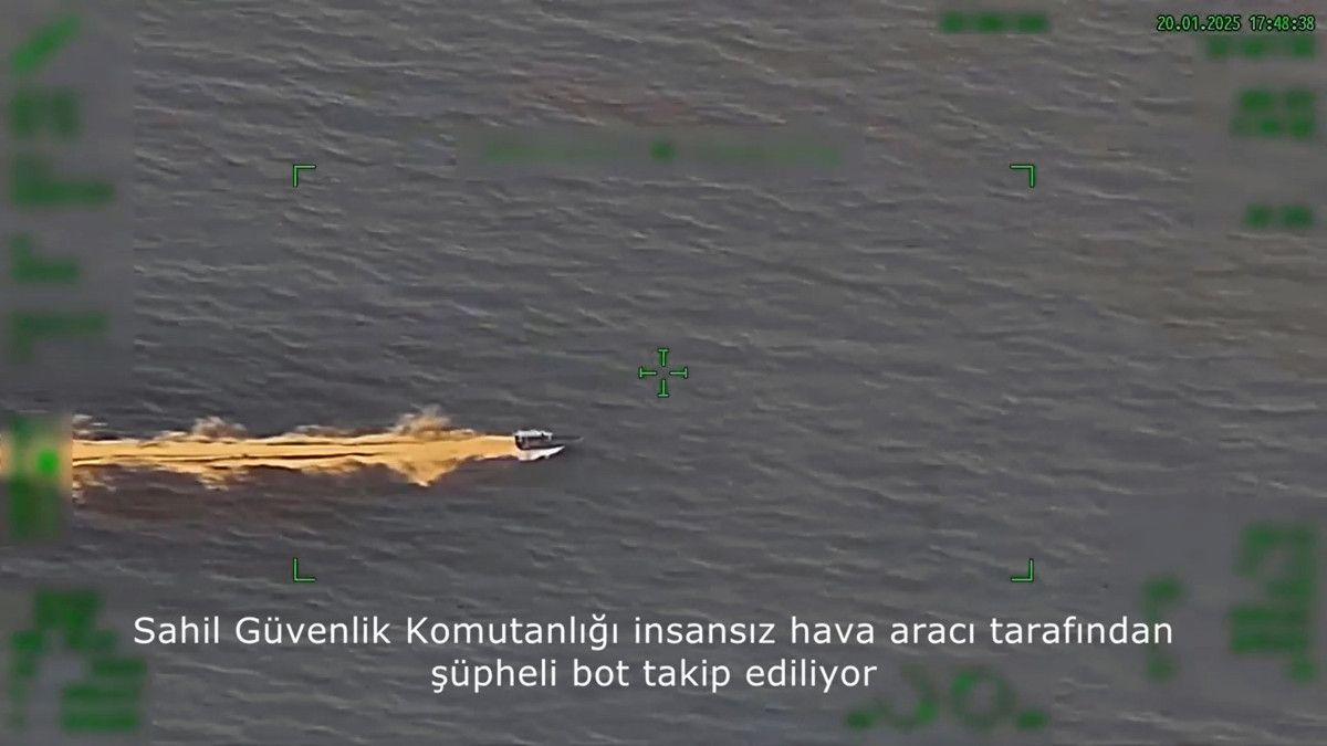 Muğla açıklarında insan kaçakçısı lastik botu Sahil Güvenlik botunun üzerine sürdü Muğla açıklarında insan kaçakçısı lastik botu Sahil Güvenlik botunun üzerine sürdü