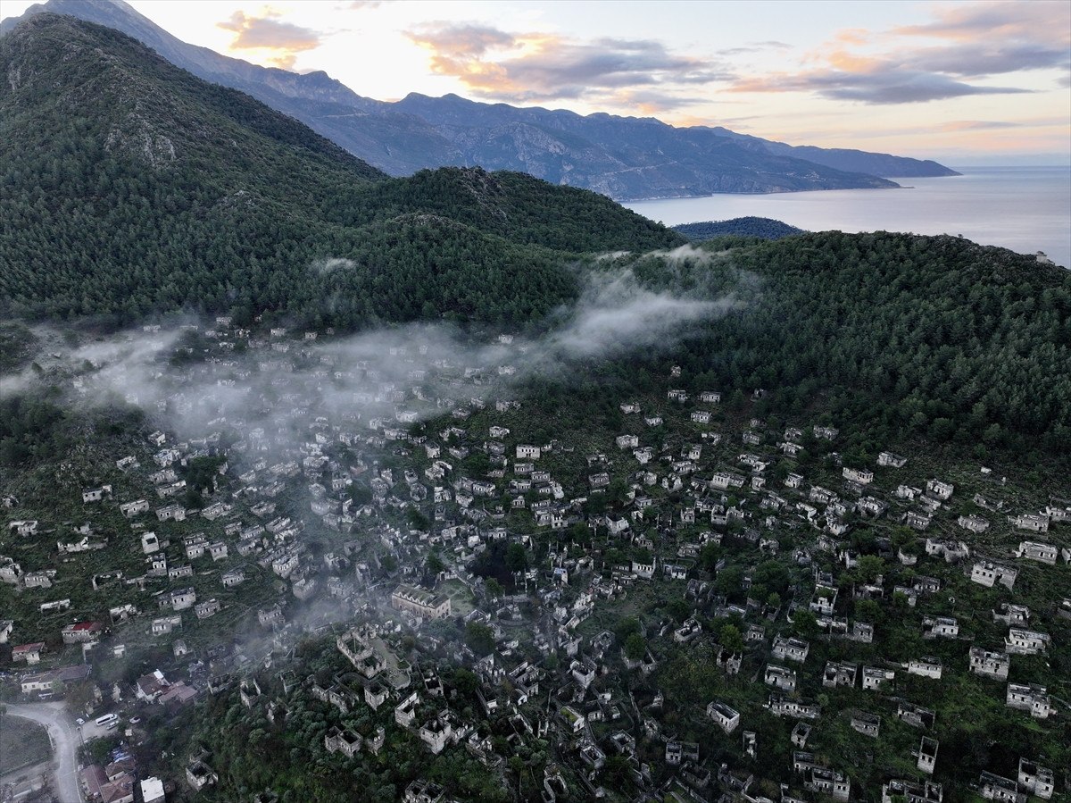 Kayaköy'de Sisli Sabah Manzarası