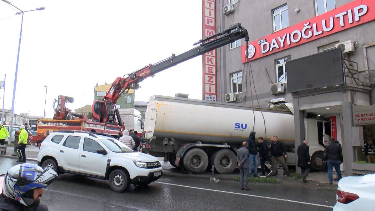 İstanbul’da su tankeri tıp merkezi binasına çarptı İstanbul’da su tankeri tıp merkezi binasına çarptı