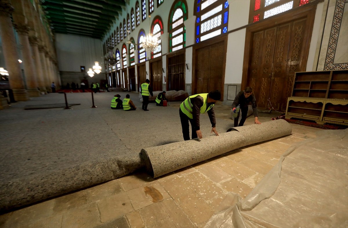 Şam'da Tarihi Emevi Camisi'nde Yenileme ve Halı Değişimi Heyecanı