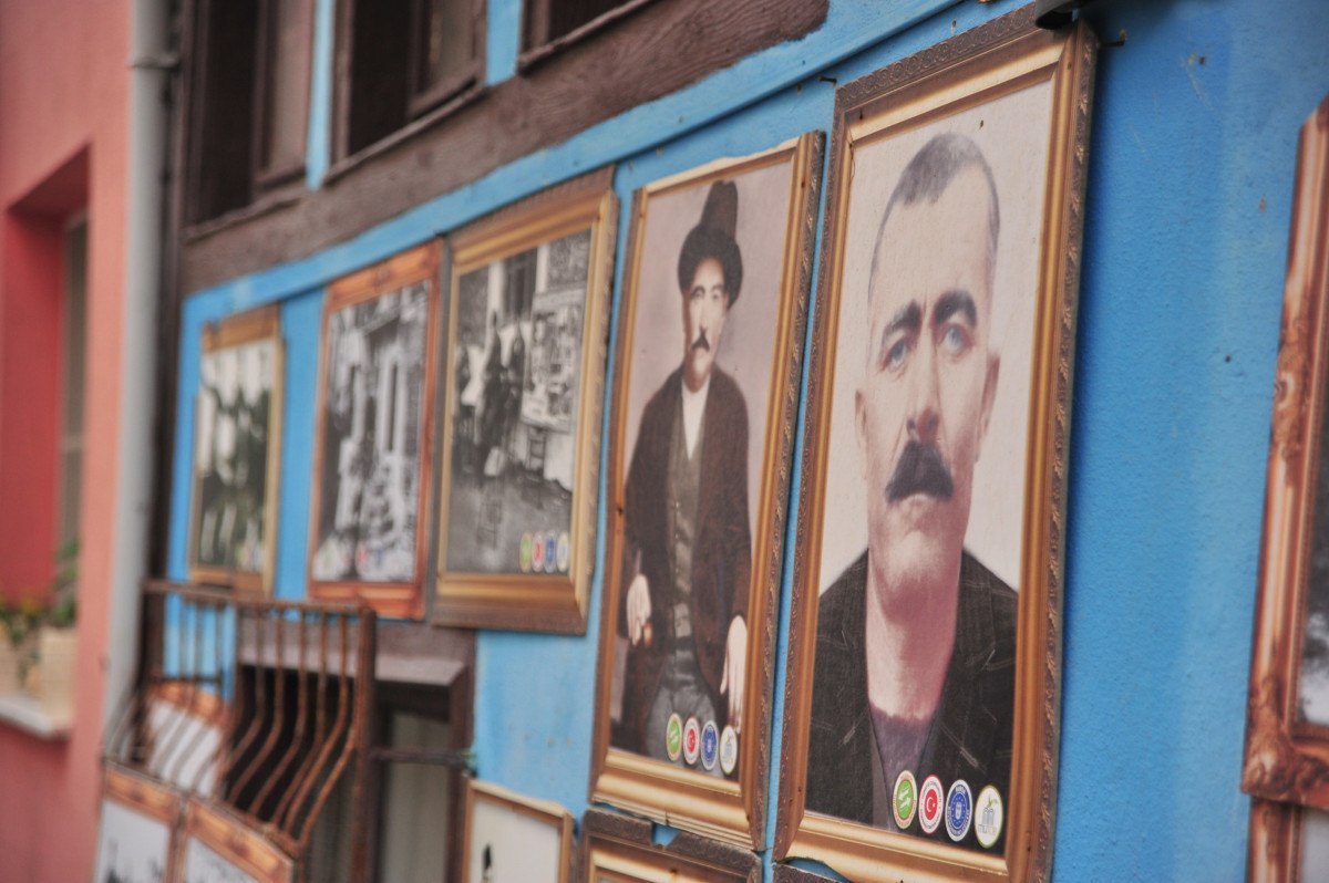 Dünyanın çeşitli noktalarından Türkiye'ye göç eden mübadele aileleri, 30 Ocak 1923'te imzalanan nüfus mübadelesi antlaşmasıyla yeni hayatlarına başlamışlardır. Girit, Selanik ve Parga gibi bölgelerden gelen bu insanlar, büyük bir özveriyle Anadolu'nun farklı şehirlerine yerleştirilmiş, ülkemizin kültürel zenginliğine katkıda bulunmuşlardır. Bazı mübadiller ise Bursa'nın Mudanya ilçesinde yeni bir yaşam kurmayı tercih etmiş ve burada kök salmıştır. Bu bölgedeki mübadillerin yaklaşık yüz yılı aşkın süredir taşıdığı tarihsel ve kültürel miras, 3. kuşak torunlar tarafından canlı tutulmaktadır.