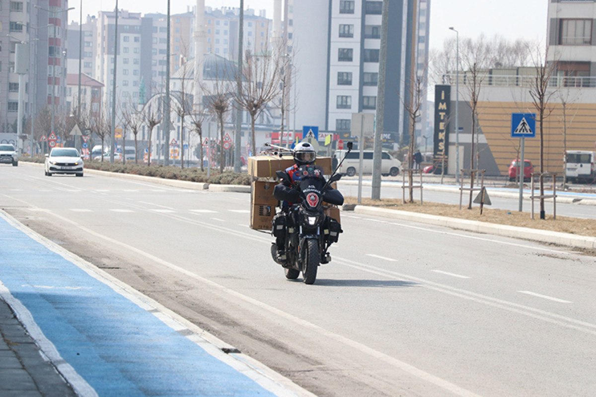 İyilik Taşıyan Motosikletçinin Hikayesi ve İnsanların Hayretle Karşılaması