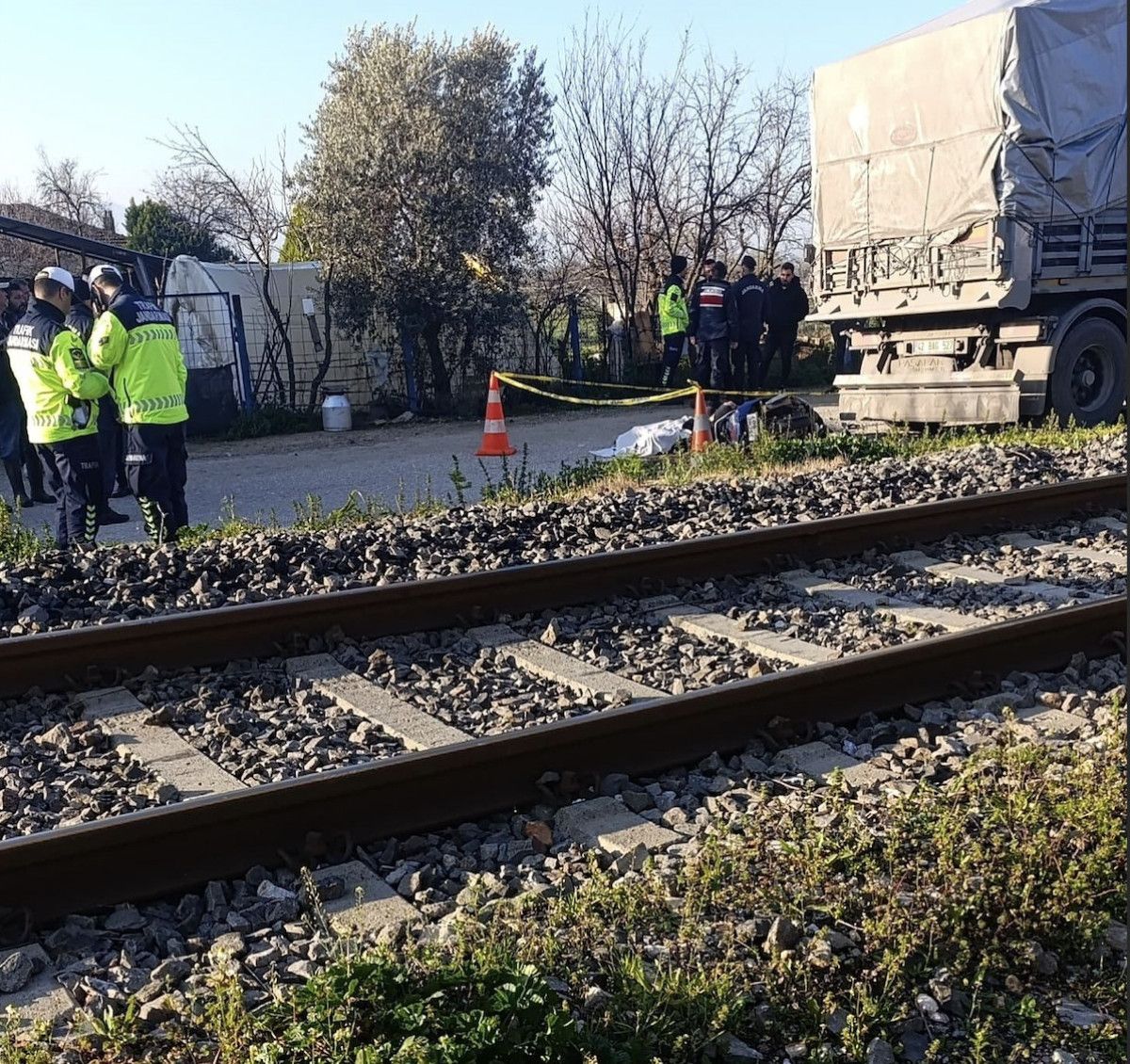 İzmir’de feci kaza: Motosiklet sürücüsü park halindeki tıra çarptı