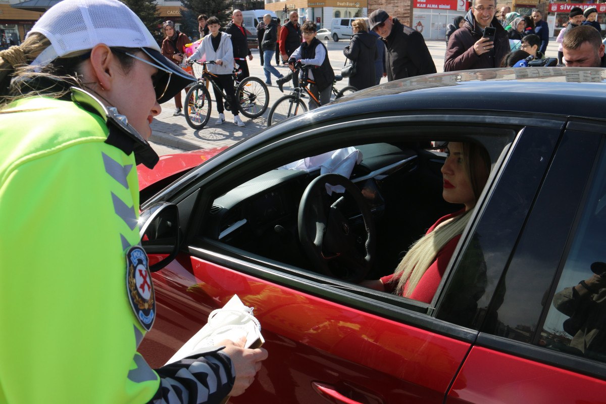 Sivas Emniyet Müdürlüğü Trafik Ekipleri'nden 8 Mart Dünya Kadınlar Günü'ne Özel Anlamlı Etkinlik