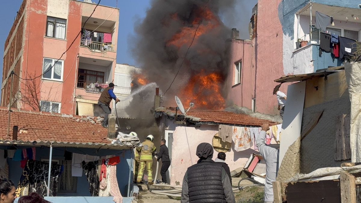 Balıkesir’de yangın: Mahalleli hortumlarla itfaiyeye destek verdi
