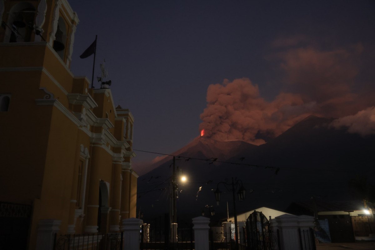 - GUATEMALA'DAKİ FUEGO YANARDAĞI'NDA ŞİDDETLİ PATLAMA! 30 BİN KİŞİ TAHLİYE RİSKİYLE KARŞI KARŞIYA