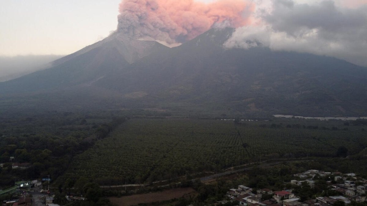 - GUATEMALA'DAKİ FUEGO YANARDAĞI'NDA ŞİDDETLİ PATLAMA! 30 BİN KİŞİ TAHLİYE RİSKİYLE KARŞI KARŞIYA