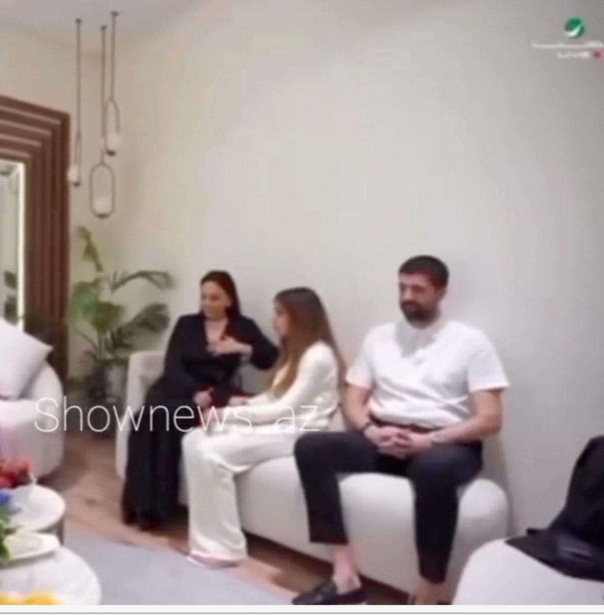 Güçlü sahne performanslarıyla tanınan ve her zaman gündemde kalmayı başaran ünlü şarkıcı Ebru Gündeş, son dönemde özel hayatıyla da dikkatleri üzerine çekiyor. 4. evliliğini, kendisinden 12 yaş küçük iş insanı Murat Özdemir ile yapan Gündeş, bu evlilikle birlikte yeni bir sayfa açtı. Öncesinde 3. evliliğini, zengin iş adamı Reza Zarrab ile yapan sanatçı, bu evlilikten dünyaya gelen ve ailesinin gururu olan bir kızı bulunuyor.