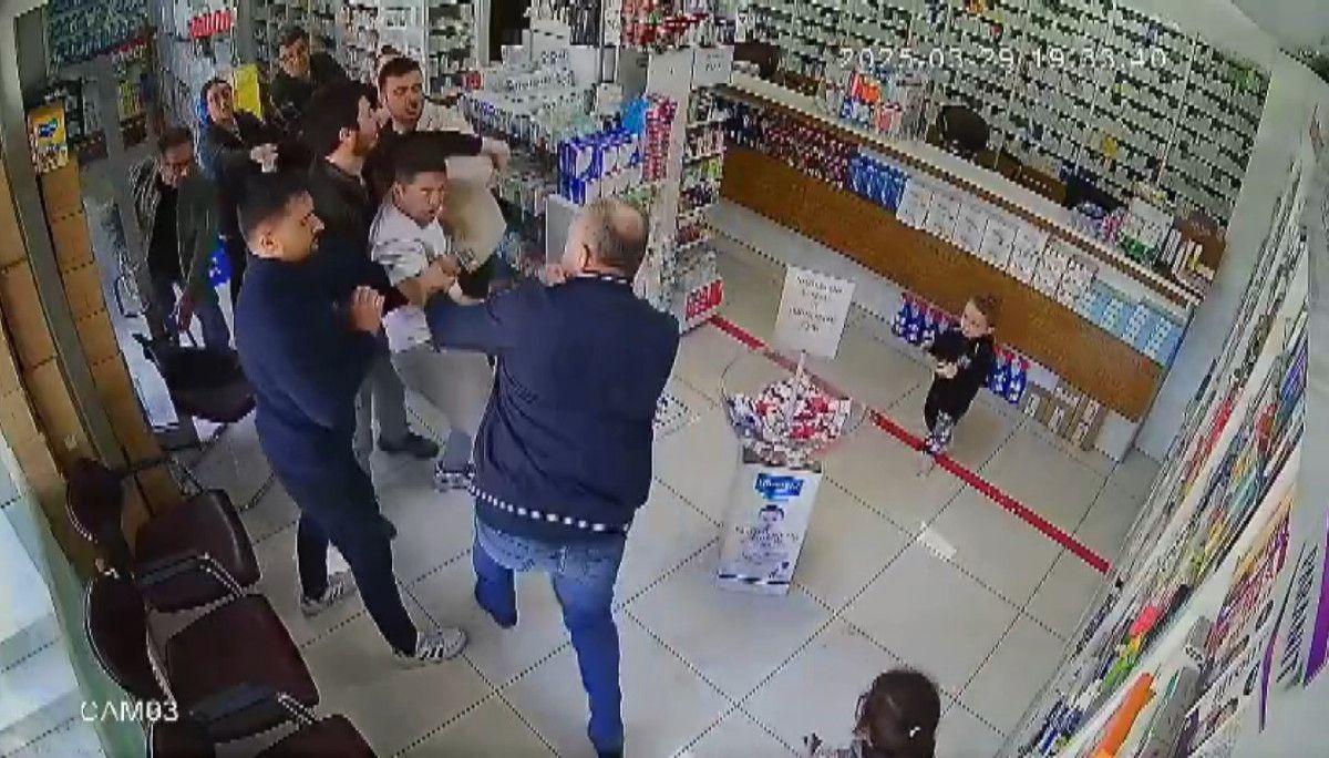 Konya’da boks ringine dönen eczanedeki kavga anı kamerada Konya’da boks ringine dönen eczanedeki kavga anı kamerada