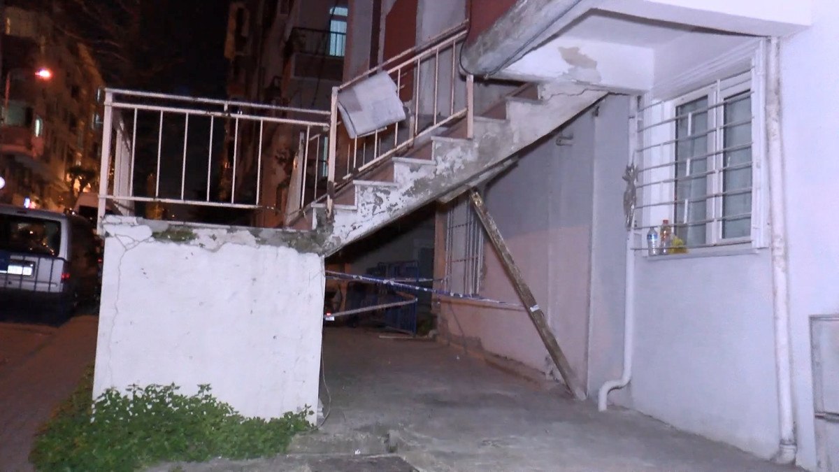 İstanbul Güngören'de Sokakta Bulunan 6 Katlı Binada Güvenlik Alarmı