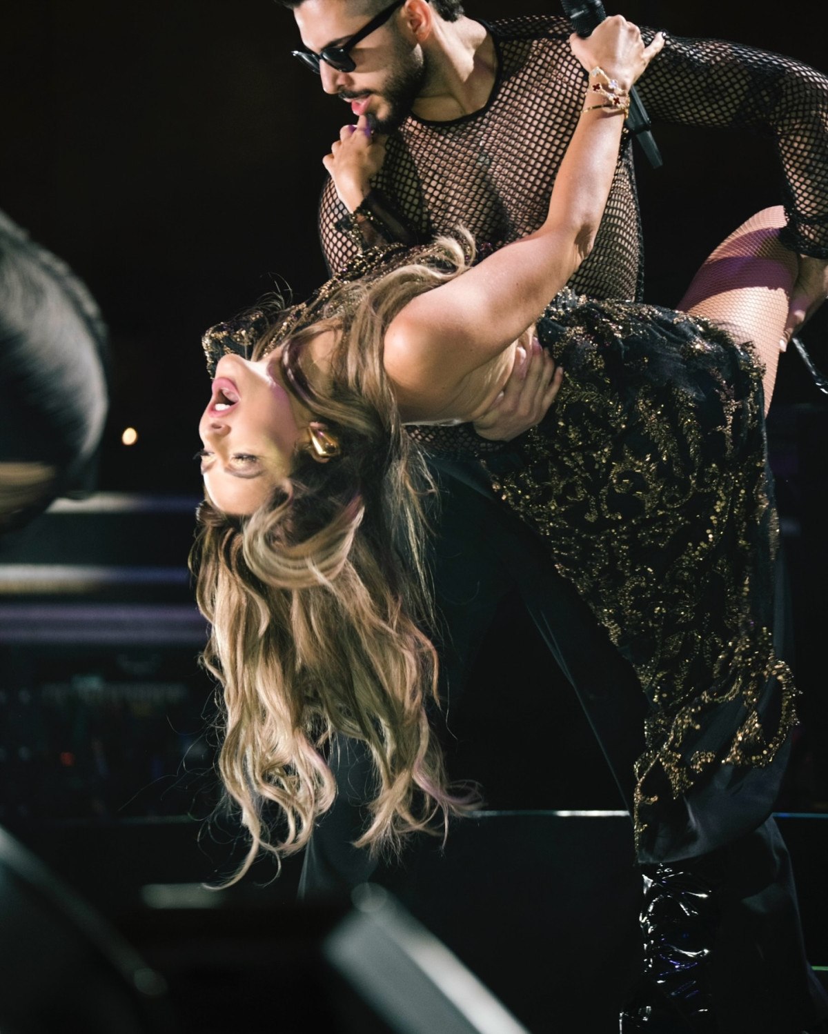 Hadise'nin Stuttgart'taki Sahne Performansı ve Hayranıyla Özel Anlar