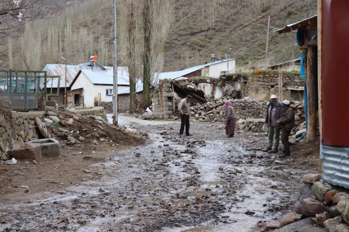 Oltu İlçesinde Şiddetli Sağanak ve Dere Taşkını Etkili Oldu