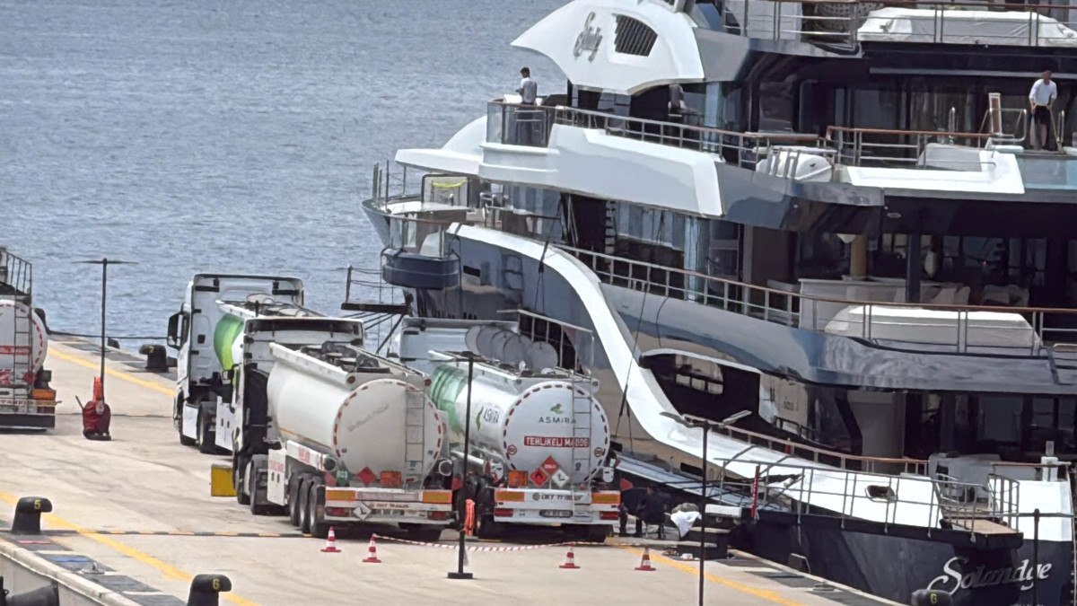 Muğla’nın Bodrum ilçesinde devasa boyutları ve eşsiz lüksüyle dikkat çeken mega yat Solandge, ziyaretçilerini ve yerel halkı büyülemeye devam ediyor. Malta bayraklı ve 85 metre uzunluğundaki bu prestijli yat, özel konuklarına ve ziyaretçilerine sunduğu olanaklarla adeta bir lüks şehri andırıyor.