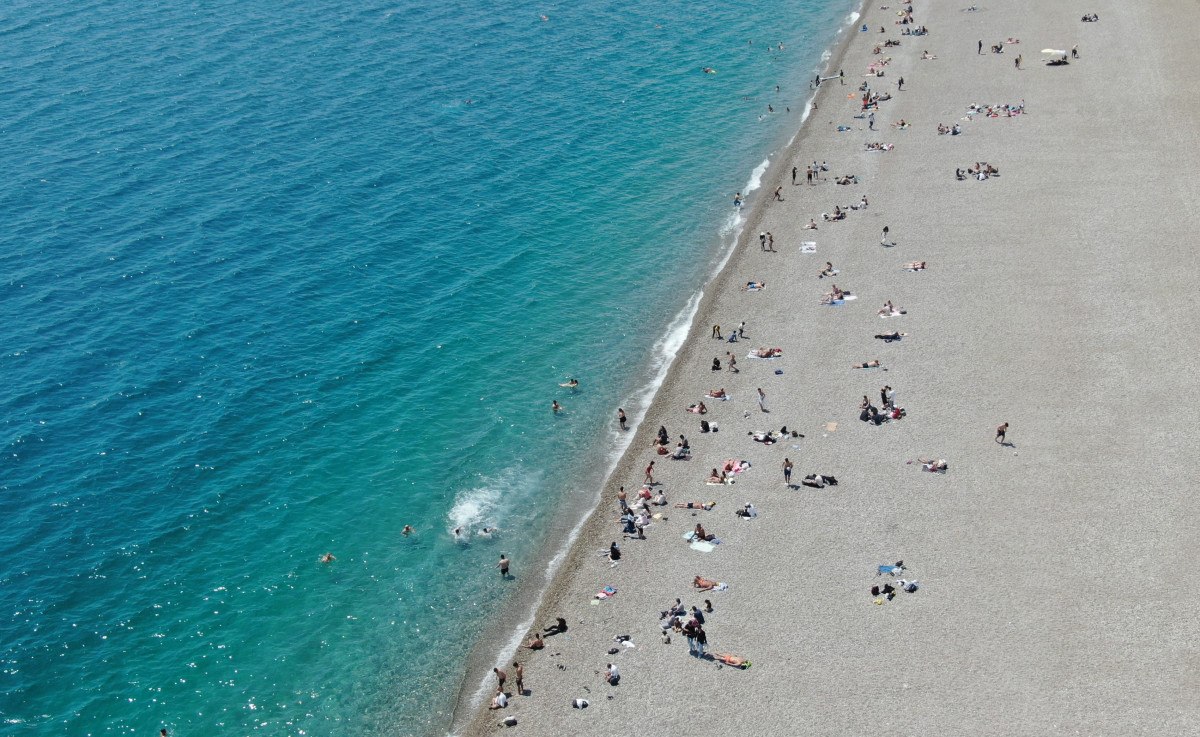 Antalyalılar ve Yabancı Turistler Konyaaltı Sahili’nde Yazın Tadını Çıkardı