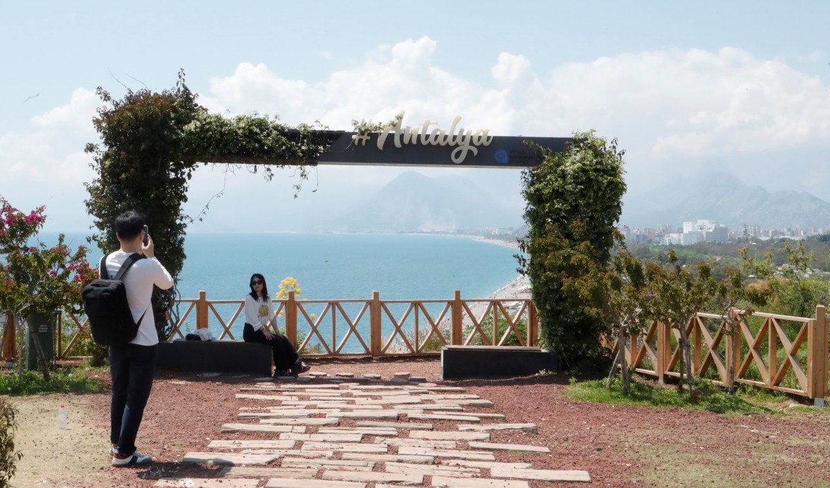 Antalya'da Sıcak Havalarda Konyaaltı Sahili Dolup Taştı