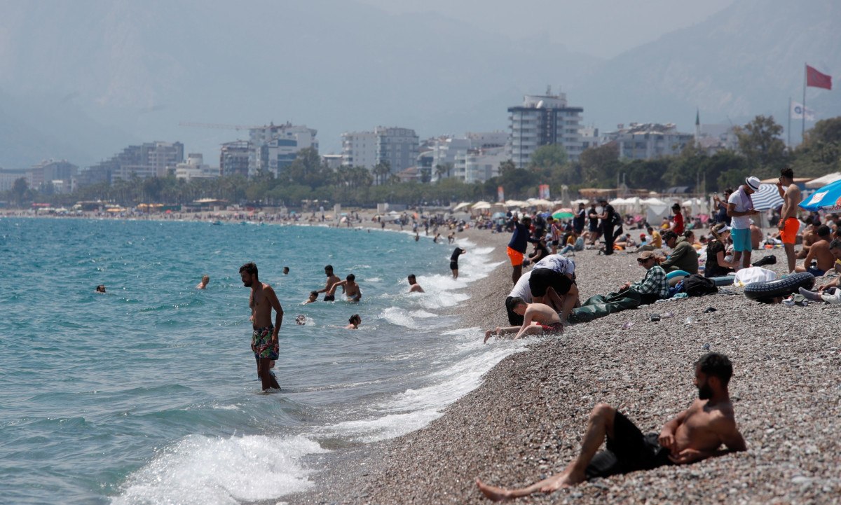 Antalya'da Sıcak Havalarda Konyaaltı Sahili Dolup Taştı
