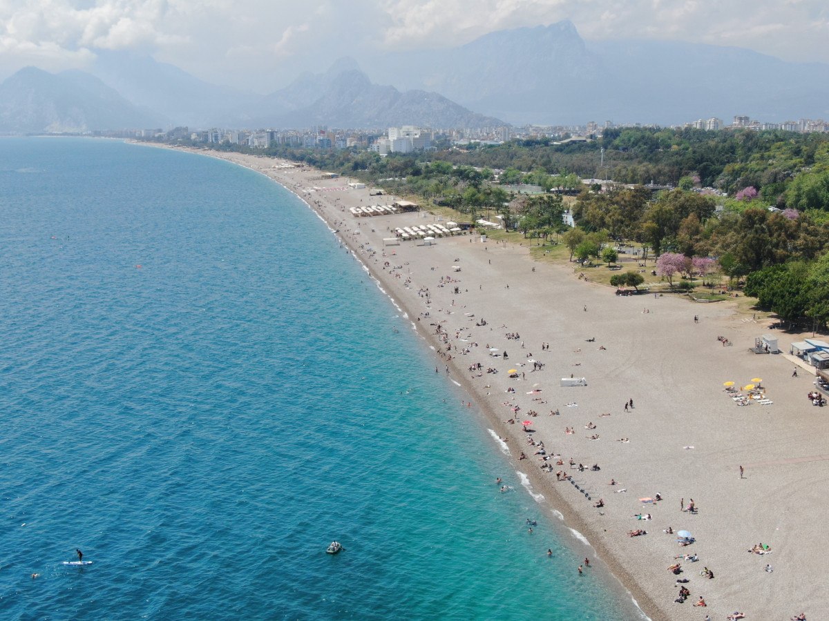 Antalya'da Sıcak Havalarda Konyaaltı Sahili Dolup Taştı
