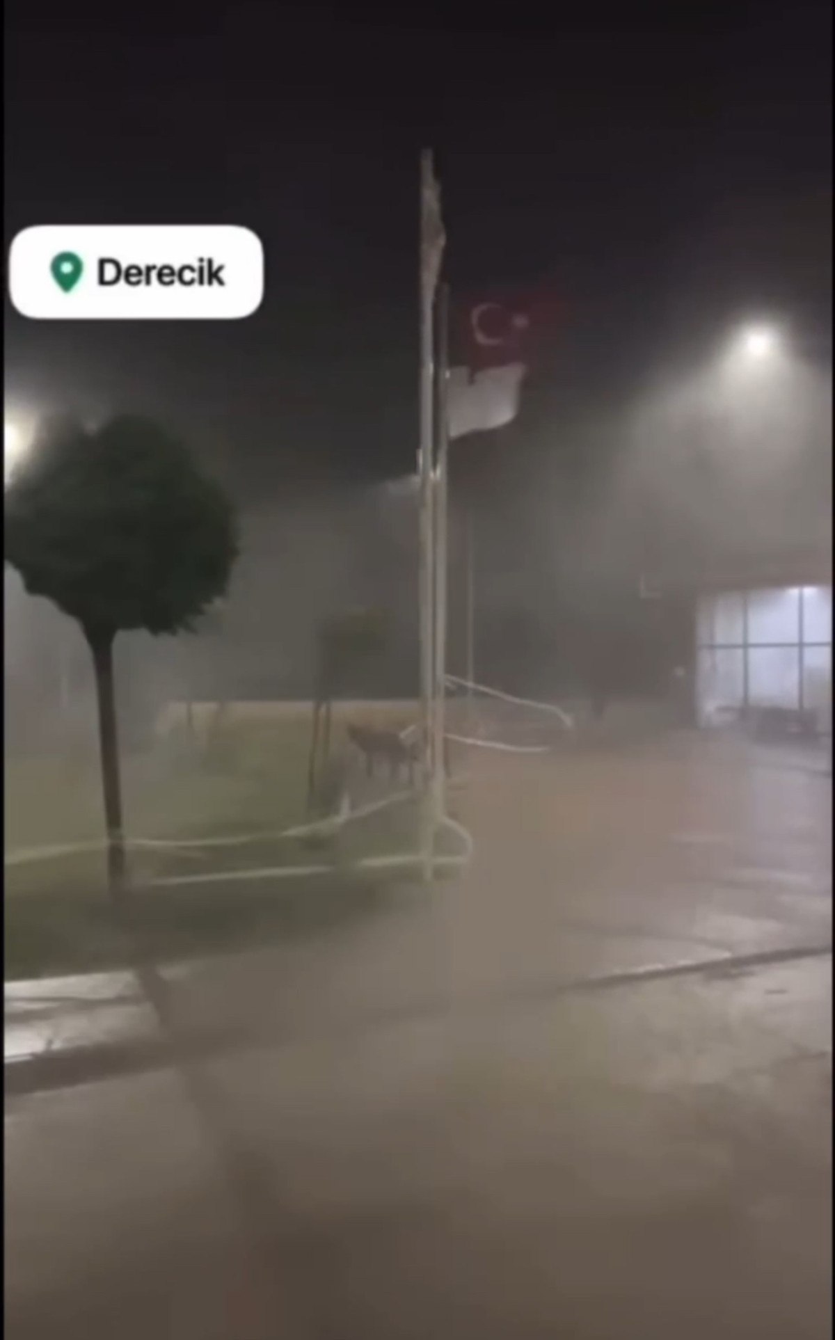 Hakkari'nin Derecik ilçesinde gece saatlerinde olağanüstü şiddetli yağış, güçlü fırtına ve gök gürültüsü etkili oldu