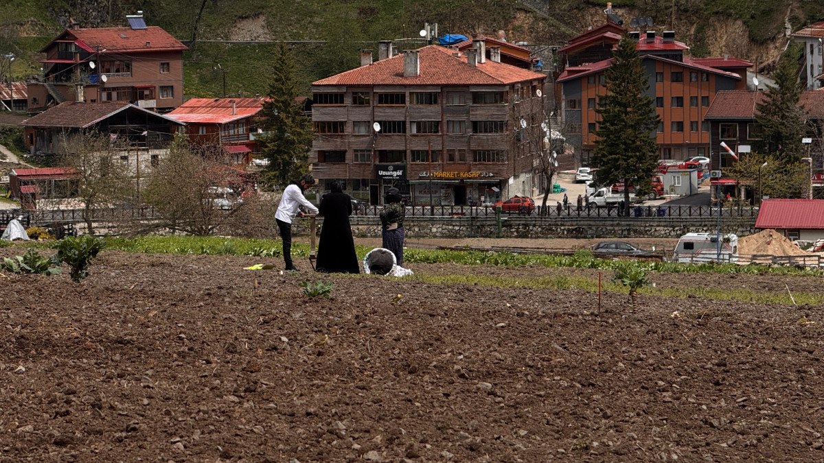 İHA Turizm sezonunun açılmasıyla birlikte Uzungöl’de Arap turistler de ziyaretçi akınına başladı. Bu hareketlilik, bölgedeki doğal güzelliklerle birlikte kültürel etkileşimleri de beraberinde getiriyor.