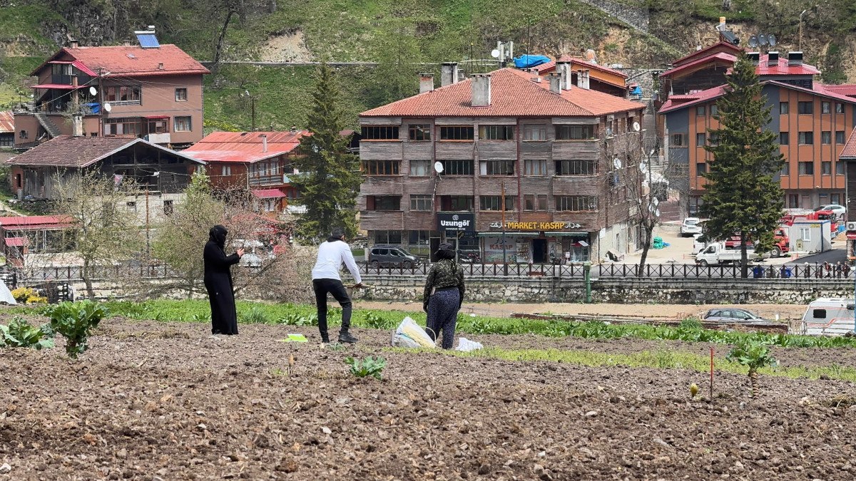 İHA Turizm sezonunun açılmasıyla birlikte Uzungöl’de Arap turistler de ziyaretçi akınına başladı. Bu hareketlilik, bölgedeki doğal güzelliklerle birlikte kültürel etkileşimleri de beraberinde getiriyor.