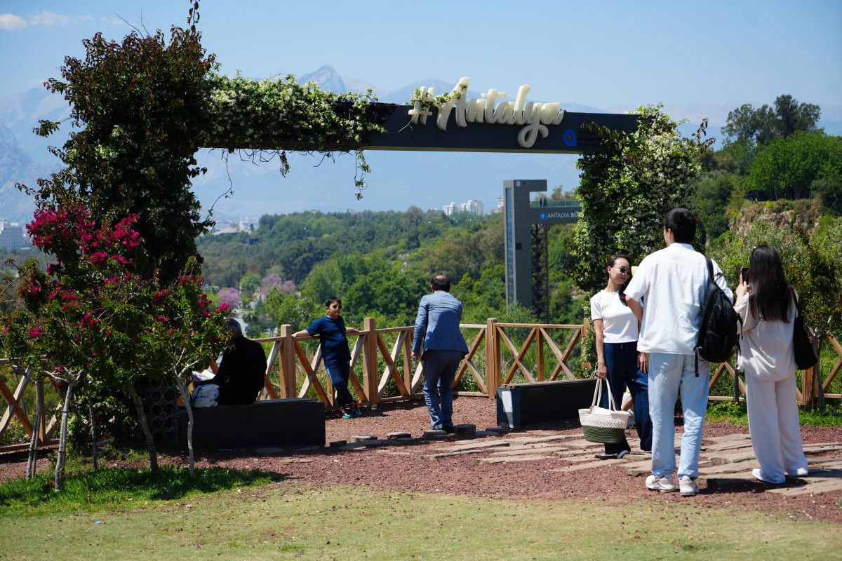 İHA: Antalya'da Sıcak Hava ve Turizm Canlanması