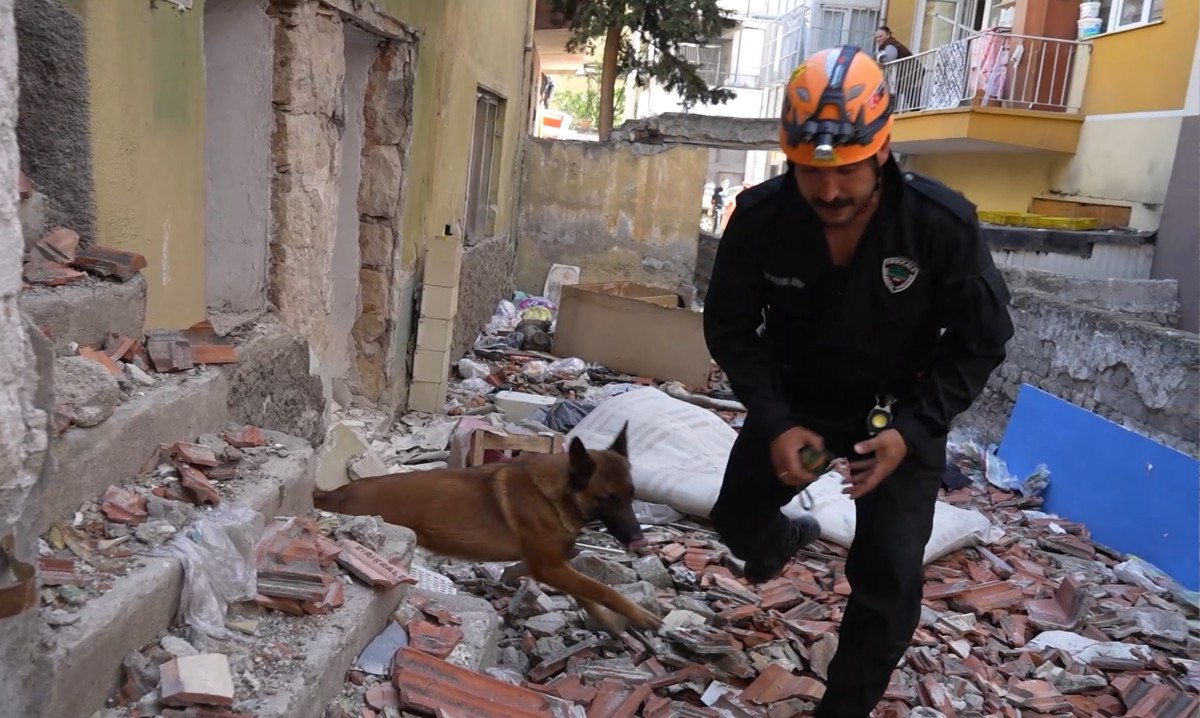 Enkaz Altında Kalan Çocuğun Kurtarılması