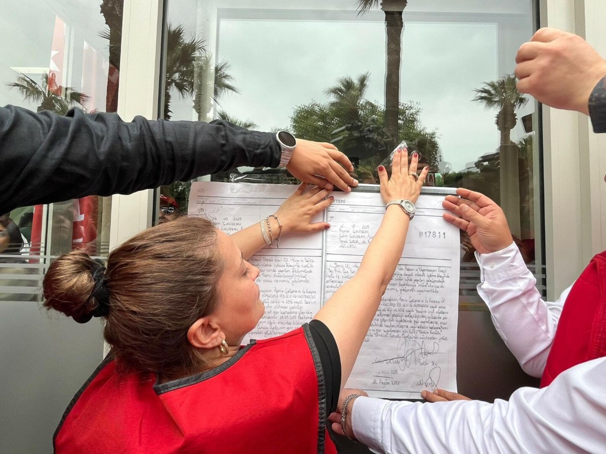 İzmir Büyükşehir Belediyesi'nde Grev Krizi Derinleşiyor