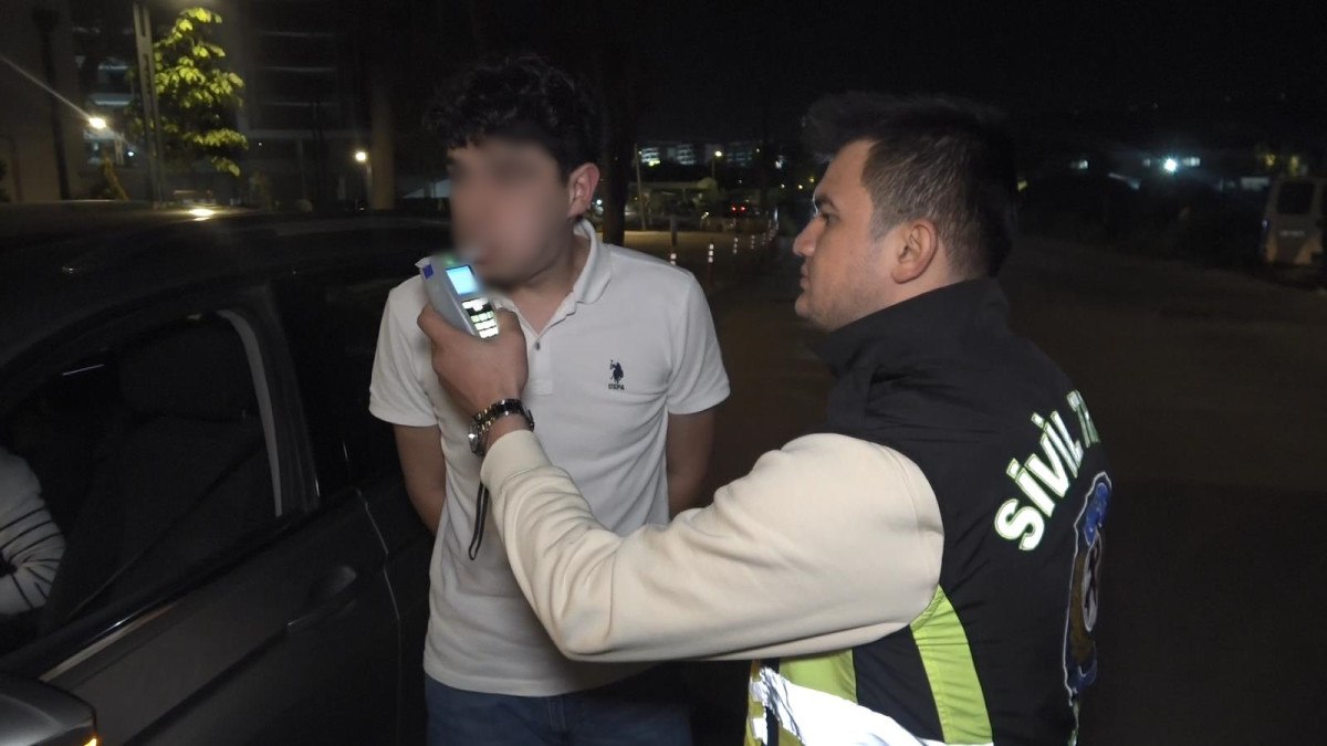 Bursa'nın Nilüfer ilçesinde modifiye araç sahipleri, her hafta sonu yüksek sesle müzik çalarak, abartılı egzoz sesleriyle sokaklarda tur atarken, bu durumdan rahatsızlık duyan bir vatandaş, duruma müdahale etmek amacıyla kendi balkonundan araçların üzerine hortumla su sıkarak tepkisini ortaya koydu.