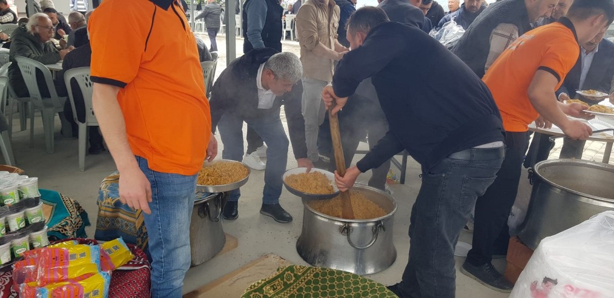 Bereket ve Paylaşımın Simgesi: Pilav, Yufka ve Ayran Dağıtımı