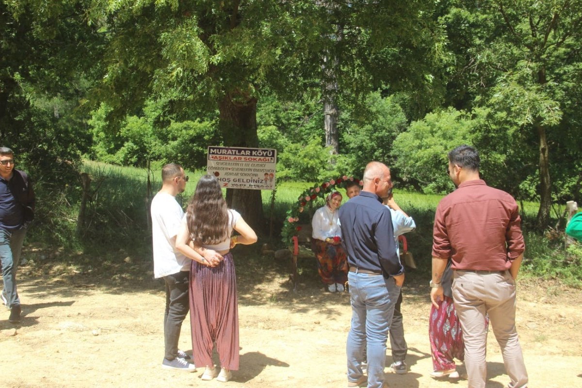 Nişanlı Çiftler Aşıklar Sokağında Özel Anlar Yaşadı