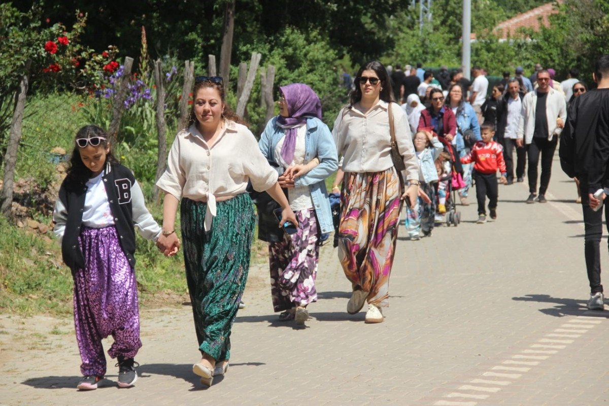 Köydeki Aşıklar Sokağı ve Gençlerin Keyifli Anları