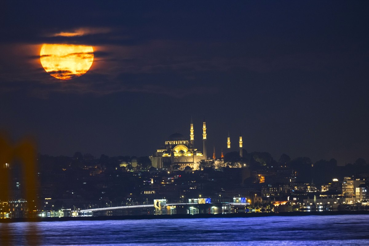 İstanbul'da Tarih ve Gökyüzü Bir Arada: Eşsiz Bir Manzara