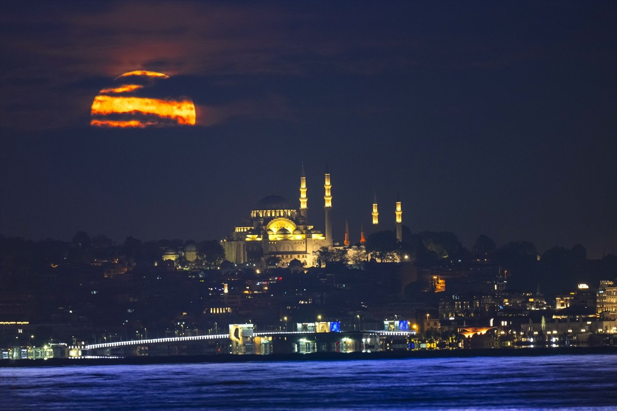 İstanbul'da Tarih ve Gökyüzü Bir Arada: Eşsiz Bir Manzara