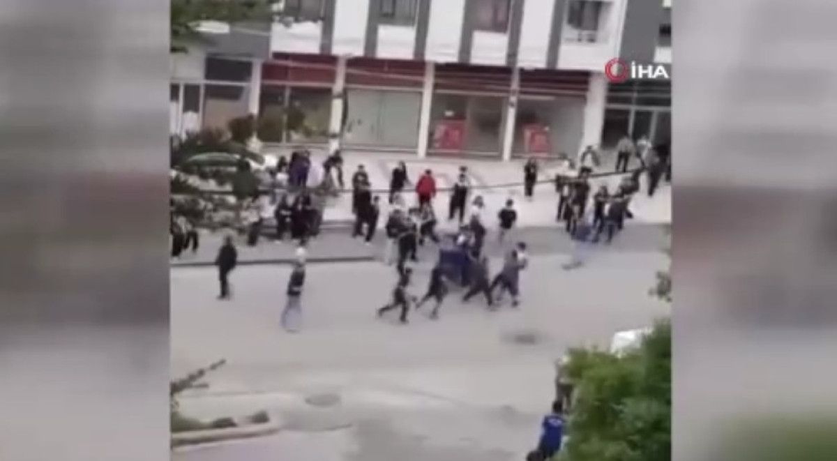 Ankara’da lise öğrencileri birbirlerine saldırdı