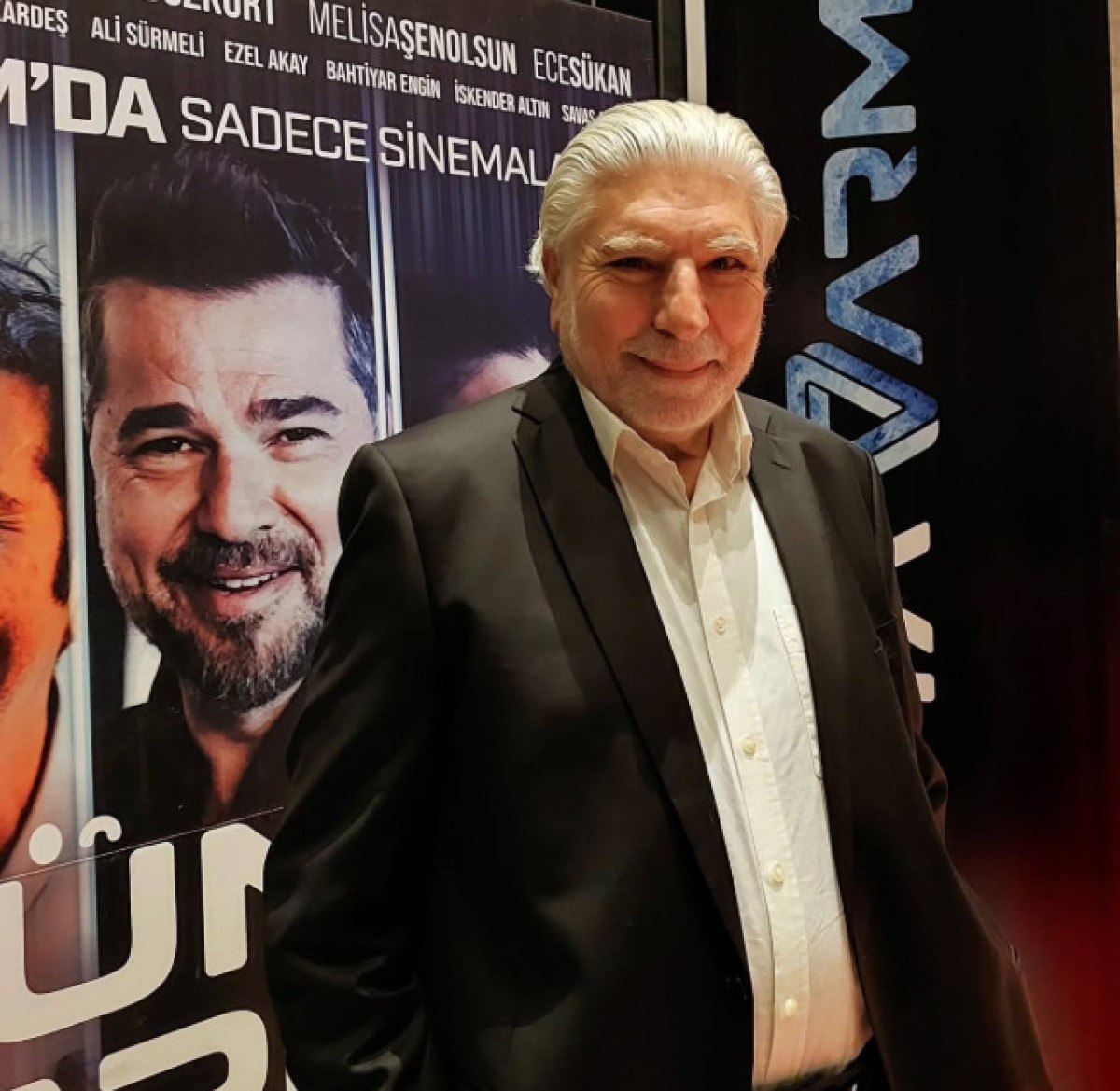 Türk televizyon tarihinin unutulmaz isimlerinden biri olan Attila Olgaç, uzun süredir ekranlardan uzak kalmasının ardından yeni haliyle dikkatleri üzerine çekti.