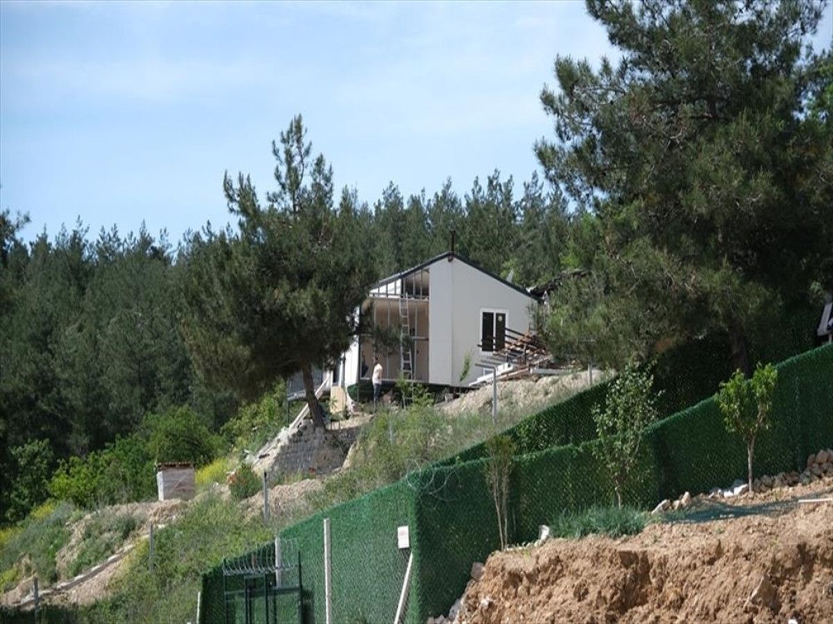 Değişik Bir Kurtarma Hikayesi: Evin Vinçle Başka Bir Yere Taşınması