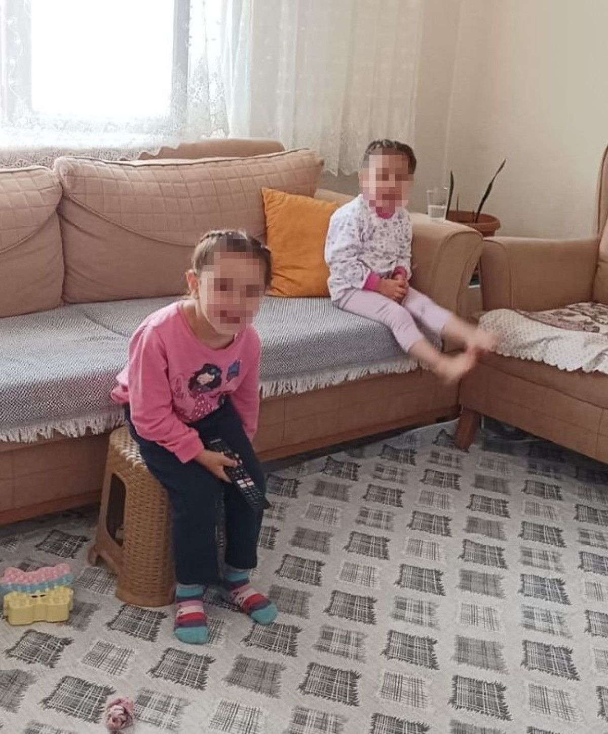 Ankara’da annesiyle karşıya geçen çocuğa otomobil çarptı
