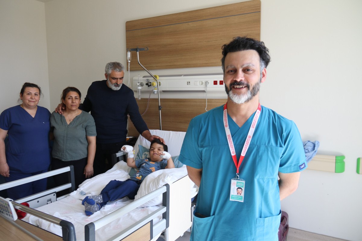 İzmir’de yaşayan 45 yaşındaki Nuriye ve Adem Şahin çiftinin küçük oğlu Umut Aras, doğuştan gelen nadir bir hastalık olan Apert sendromu nedeniyle hayatında büyük zorluklar yaşıyordu. 4 yaşındaki çocuklarının ellerindeki parmakların yapışık olması, günlük yaşamını önemli ölçüde zorlaştırıyordu. Ailesi, oğullarına en iyi tedavi imkanlarını sağlamak adına birçok hastane ve uzmanla iletişime geçti, fakat doğru tanı ve uygun tedaviye ulaşmakta ciddi güçlükler yaşadı.
