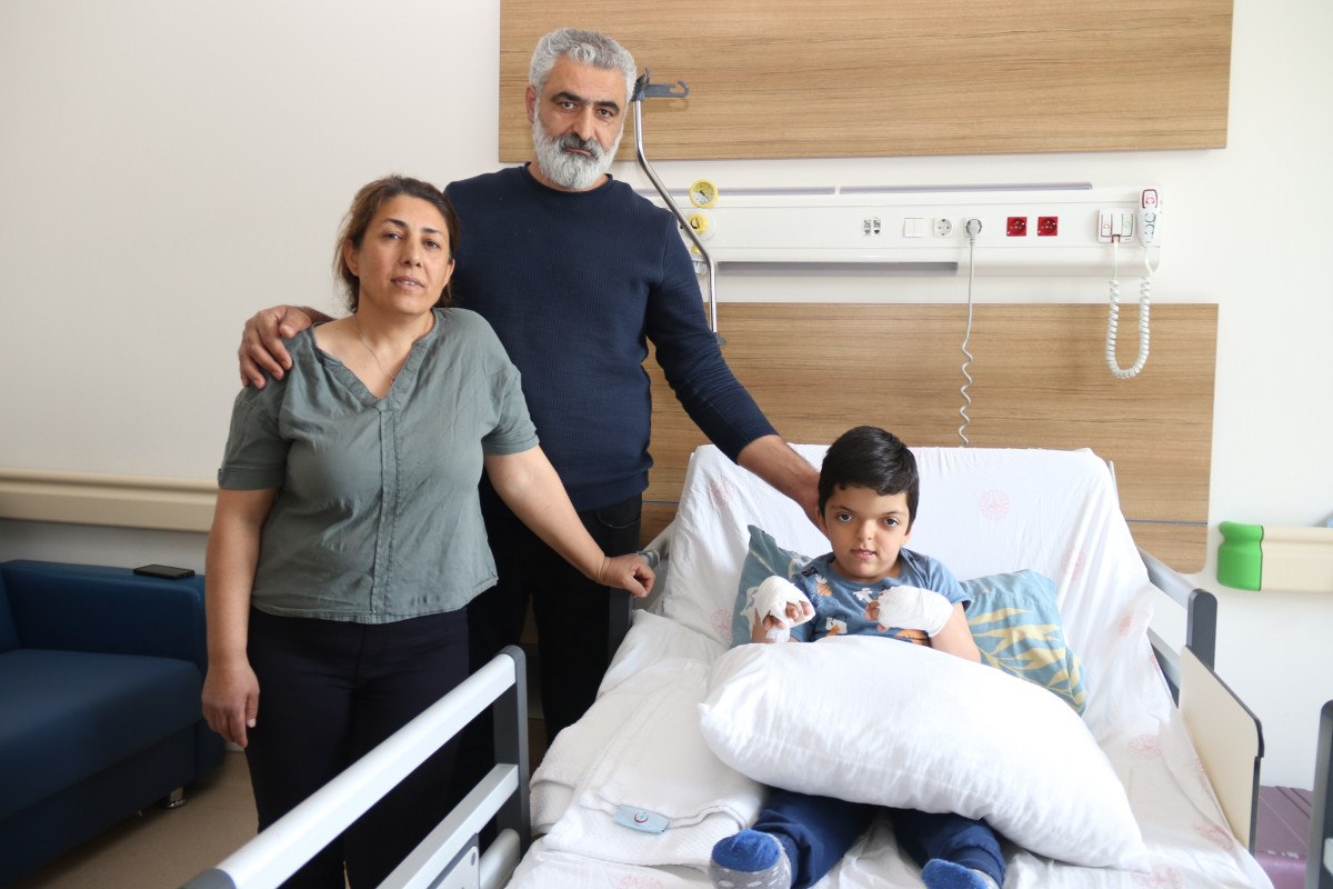 İzmir’de yaşayan 45 yaşındaki Nuriye ve Adem Şahin çiftinin küçük oğlu Umut Aras, doğuştan gelen nadir bir hastalık olan Apert sendromu nedeniyle hayatında büyük zorluklar yaşıyordu. 4 yaşındaki çocuklarının ellerindeki parmakların yapışık olması, günlük yaşamını önemli ölçüde zorlaştırıyordu. Ailesi, oğullarına en iyi tedavi imkanlarını sağlamak adına birçok hastane ve uzmanla iletişime geçti, fakat doğru tanı ve uygun tedaviye ulaşmakta ciddi güçlükler yaşadı.