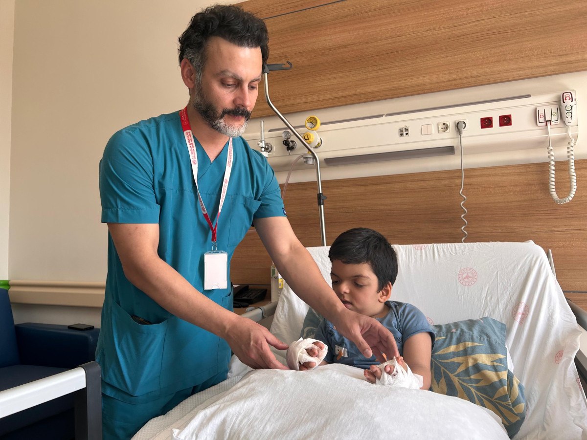İzmir’de yaşayan 45 yaşındaki Nuriye ve Adem Şahin çiftinin küçük oğlu Umut Aras, doğuştan gelen nadir bir hastalık olan Apert sendromu nedeniyle hayatında büyük zorluklar yaşıyordu. 4 yaşındaki çocuklarının ellerindeki parmakların yapışık olması, günlük yaşamını önemli ölçüde zorlaştırıyordu. Ailesi, oğullarına en iyi tedavi imkanlarını sağlamak adına birçok hastane ve uzmanla iletişime geçti, fakat doğru tanı ve uygun tedaviye ulaşmakta ciddi güçlükler yaşadı.