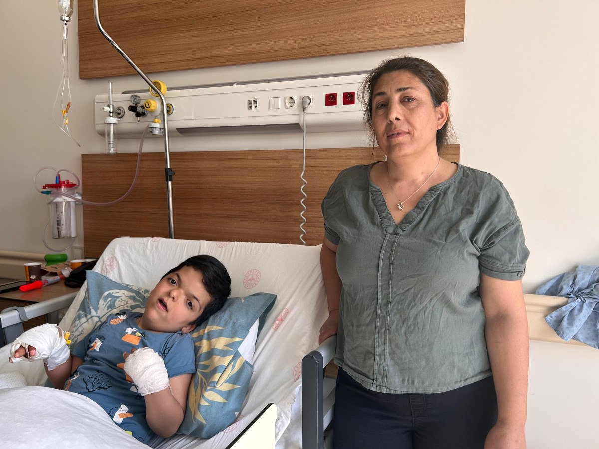 İzmir’de yaşayan 45 yaşındaki Nuriye ve Adem Şahin çiftinin küçük oğlu Umut Aras, doğuştan gelen nadir bir hastalık olan Apert sendromu nedeniyle hayatında büyük zorluklar yaşıyordu. 4 yaşındaki çocuklarının ellerindeki parmakların yapışık olması, günlük yaşamını önemli ölçüde zorlaştırıyordu. Ailesi, oğullarına en iyi tedavi imkanlarını sağlamak adına birçok hastane ve uzmanla iletişime geçti, fakat doğru tanı ve uygun tedaviye ulaşmakta ciddi güçlükler yaşadı.
