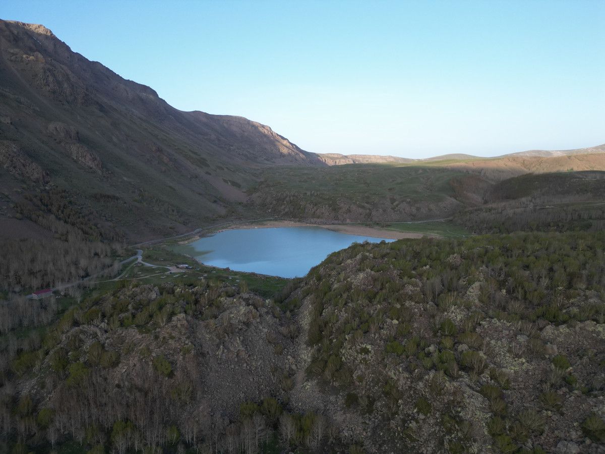 İHA Bitlis’in Ahlat, Güroymak ve Tatvan ilçeleri sınırlarında bulunan eşsiz Nemrut Kalderası’nda yeni turizm sezonunun resmi olarak başlamasıyla bölge hareketlendi. Yol açma çalışmalarının tamamlanmasıyla birlikte, her yıl olduğu gibi bu yıl da doğal güzelliklere olan ilgi katlanarak arttı. Aynı zamanda, halk arasında Nemrut’un maskotları olarak bilinen ve bölgenin sembolü haline gelen ayılar, kış uykusundan uyanarak doğa yaşamına geri döndü.