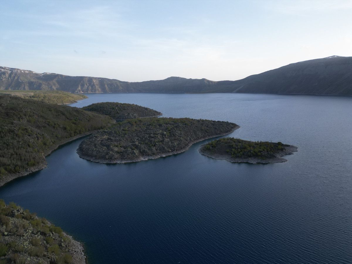İHA Bitlis’in Ahlat, Güroymak ve Tatvan ilçeleri sınırlarında bulunan eşsiz Nemrut Kalderası’nda yeni turizm sezonunun resmi olarak başlamasıyla bölge hareketlendi. Yol açma çalışmalarının tamamlanmasıyla birlikte, her yıl olduğu gibi bu yıl da doğal güzelliklere olan ilgi katlanarak arttı. Aynı zamanda, halk arasında Nemrut’un maskotları olarak bilinen ve bölgenin sembolü haline gelen ayılar, kış uykusundan uyanarak doğa yaşamına geri döndü.