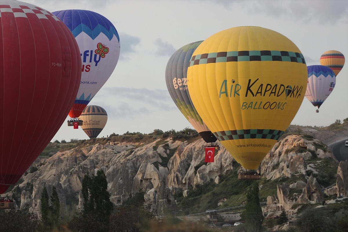 Balonların Gökyüzüne Yükselişi ve Turistlerin Katılımı