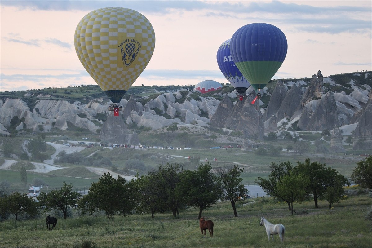 Nevşehir Göreme'de Sıcak Hava Balonlarıyla Bayrak ve Atatürk Posteri Süslemesi